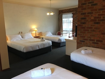 Family Room (1 Queen and 3 Single Beds)