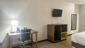 Room, 1 King Bed, Non Smoking (Microwave & Fridge)