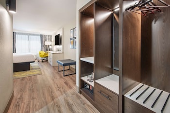 Room, 1 King Bed (Mobility & Hearing, Roll-in Shower)