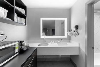 Suite, 1 King Bed, Mobility Accessible, Non Smoking (Bathtub w/ Grab Bars)