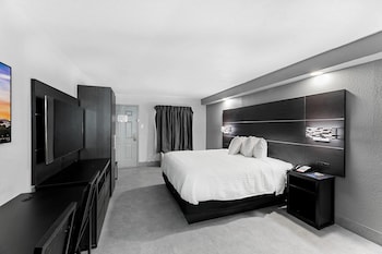 Suite, 1 King Bed, Mobility Accessible, Non Smoking (Bathtub w/ Grab Bars)