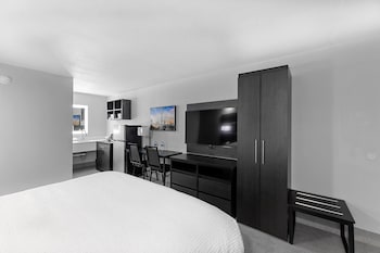 Suite, 1 King Bed, Mobility Accessible, Non Smoking (Bathtub w/ Grab Bars)