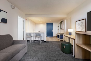 Suite, 1 King Bed, Accessible (3x3 Shower)