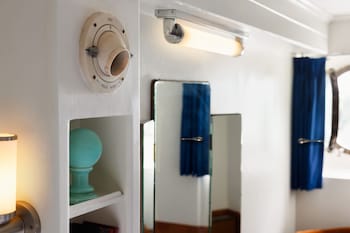 Standard Room, 1 King Bed, Harbor View