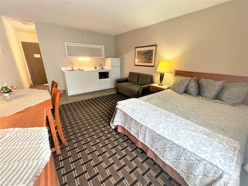 Standard Studio Suite, 1 Queen Bed, Non Smoking, Kitchenette
