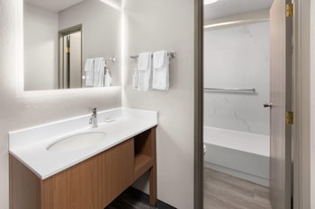 Business Studio Suite, 1 King Bed, Non Smoking