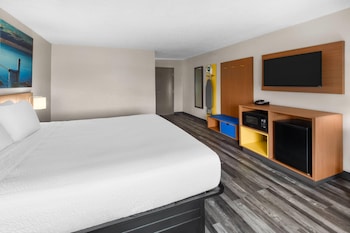Business Studio Suite, 1 King Bed, Non Smoking