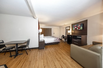 Suite, 1 King Bed, Smoking, Jetted Tub