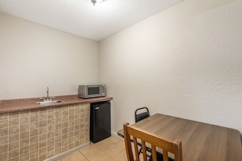 Suite, 1 King Bed, Smoking, Jetted Tub