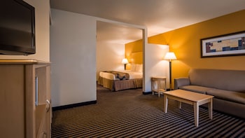 Suite, 1 King Bed, Non Smoking, Refrigerator