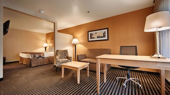 Suite, 1 King Bed, Non Smoking, Refrigerator