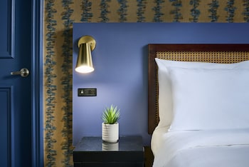Standard Room, 1 Queen Bed