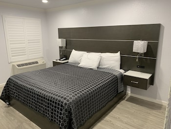 Standard Room, 1 King Bed - Handicap Accessible