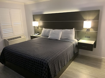 Standard Room, 1 King Bed - Handicap Accessible