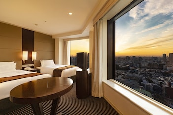 Main Tower Premier Corner Twin Room, Non-Smoking (35th-36th floors)