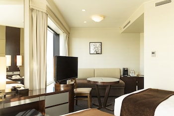 Main Tower Premier Corner Twin Room, Non-Smoking (35th-36th floors)