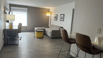 Suite, 1 King Bed with Sofa bed, Non Smoking
