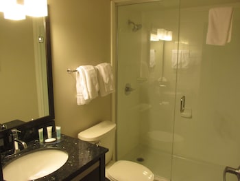 Suite, 2 Bedrooms, Refrigerator & Microwave, Poolside (1st Floor)