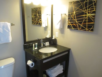 Suite, 2 Bedrooms, Refrigerator & Microwave, Poolside (1st Floor)