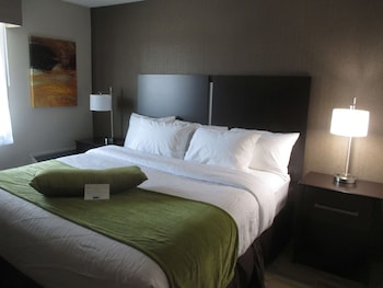 Suite, 2 Bedrooms, Refrigerator & Microwave, Poolside (1st Floor)