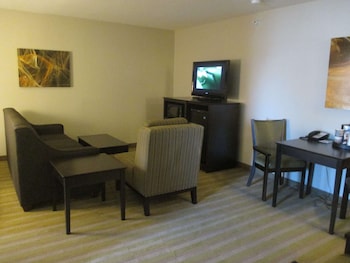 Suite, 2 Bedrooms, Refrigerator & Microwave, Poolside (1st Floor)