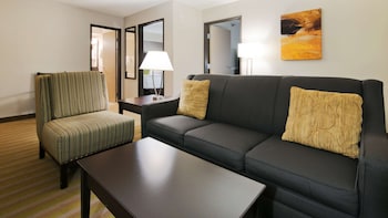 Suite, 2 Bedrooms, Refrigerator & Microwave, Poolside (2nd Floor;with Sofabed)