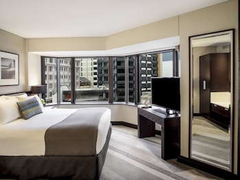Junior Suite, 1 King Bed, Club Lounge Access (Harbourfront)
