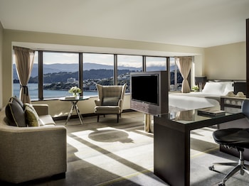 Junior Suite, 1 King Bed, Club Lounge Access (Harbourfront)