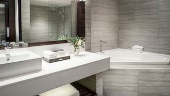 Premium Room, 1 King Bed, Jetted Tub