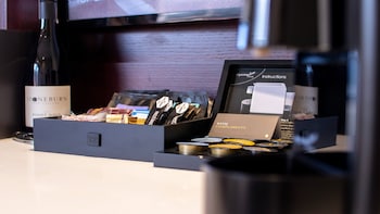 Junior Suite, 1 King Bed, Club Lounge Access (Harbourfront)