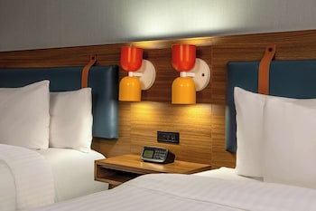Room, 2 Queen Beds, Accessible (MOBILITY/HEARING TUB)