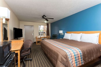 Room, 1 King Bed, Accessible, Smoking