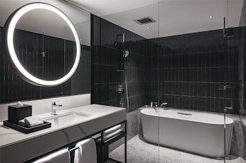 Suite, 1 King Bed, Corner