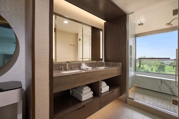 Sanctuary Retreat, Guest Room 1 King, Partial Ocean View, Fairway