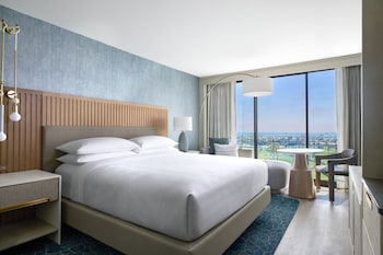 Room, 1 King Bed, Ocean View (Mobility/Hearing Access, Roll-in Shwr)