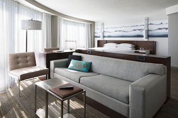 Junior Suite, 1 King Bed, Corner (Mobility/Hearing Access, Roll-in Shwr)