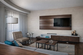 Junior Suite, 1 King Bed, Corner (Mobility/Hearing Access, Roll-in Shwr)