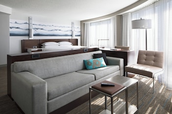 Junior Suite, 1 King Bed, Corner (Mobility/Hearing Access, Roll-in Shwr)