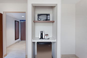 Standard Room, 1 Queen Bed, Accessible (Roll-In Shower)