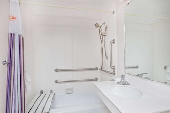 Room, 1 King Bed, Hearing Accessible, Non Smoking (Mobility/hearing, Roll-in Shower)