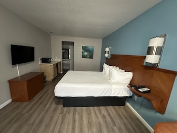 Standard Room, 1 Queen Bed