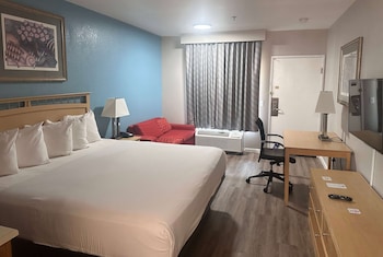 Room, 1 King Bed, Kitchen