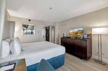 Deluxe Room, 1 King Bed, Balcony, Ocean View