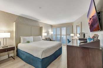 Superior Room, 1 King Bed, Balcony, Courtyard View (Standard with King Bed, Private Balco)