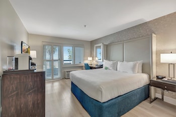 Superior Room, 1 King Bed, Balcony, Courtyard View (Standard with King Bed, Private Balco)
