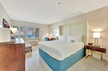 Deluxe Room, 1 King Bed, Balcony, Ocean View