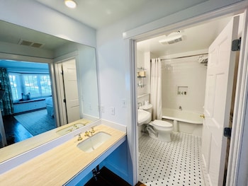 Suite, 1 King Bed, Ocean View (Cottage, Main Inn Side)