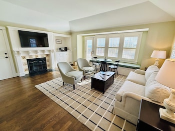 Suite, 2 Queen Beds, Partial Ocean View (Cottage)