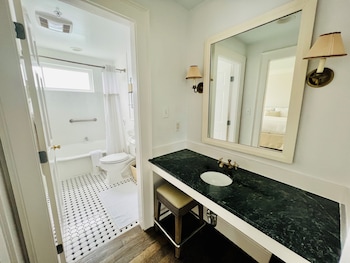 Suite, 1 King Bed, Partial Ocean View (Cottage)