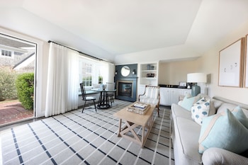 Deluxe Suite, 1 King Bed (Cottage)